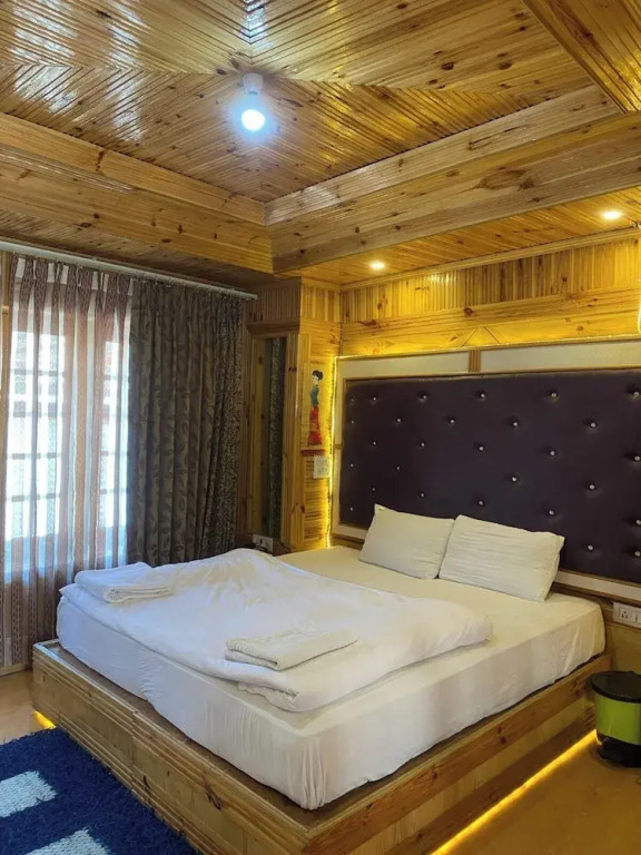 Nezer Hostel & Roof Top Cafe