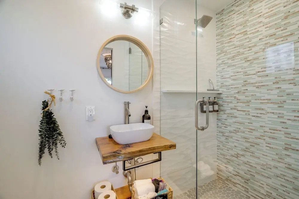 Seaside Home w/ Hot Tub & Patio: Close to Beaches!