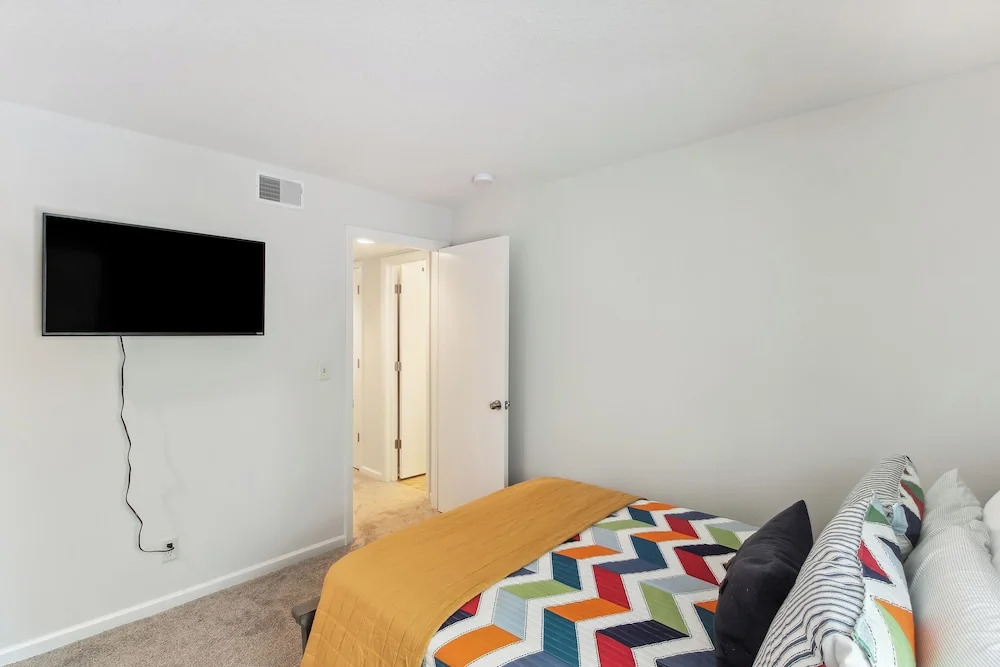Overland Park Condo, Close to Lakes & Parks!