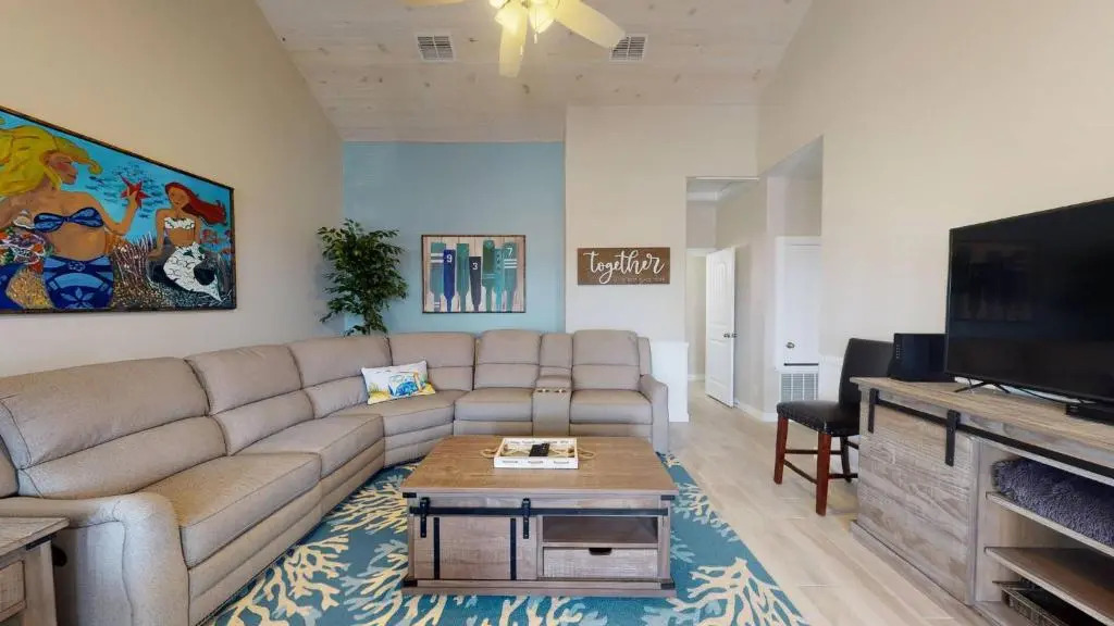 BC101 New Townhome, Heated Pool, 1 Minute Drive to Beach