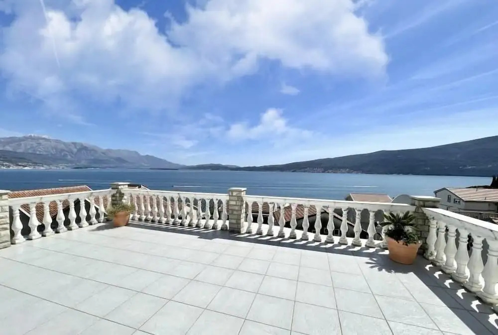 Family House with pool & sea view
