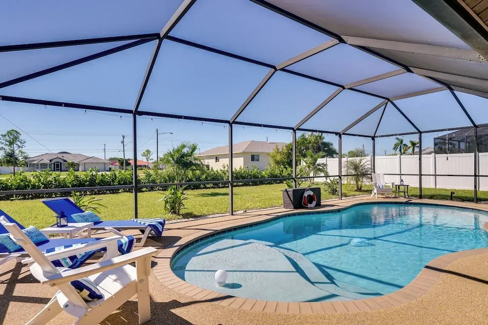 Hot Tub & Pool: Coconut Palms in Cape Coral