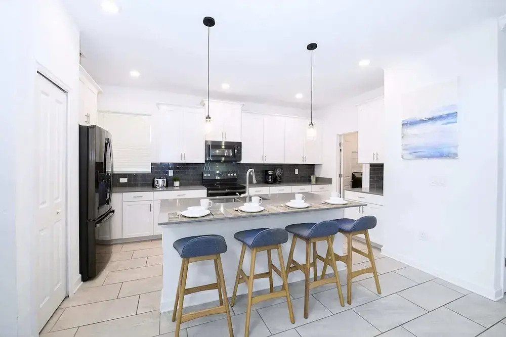 Family-friendly Villa w Pool, Hot Tub & Games Room