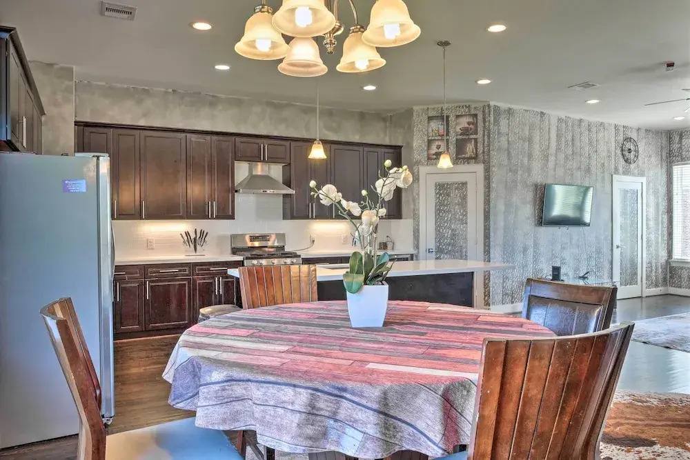 Central Houston Townhouse - 1 Mi to Downtown