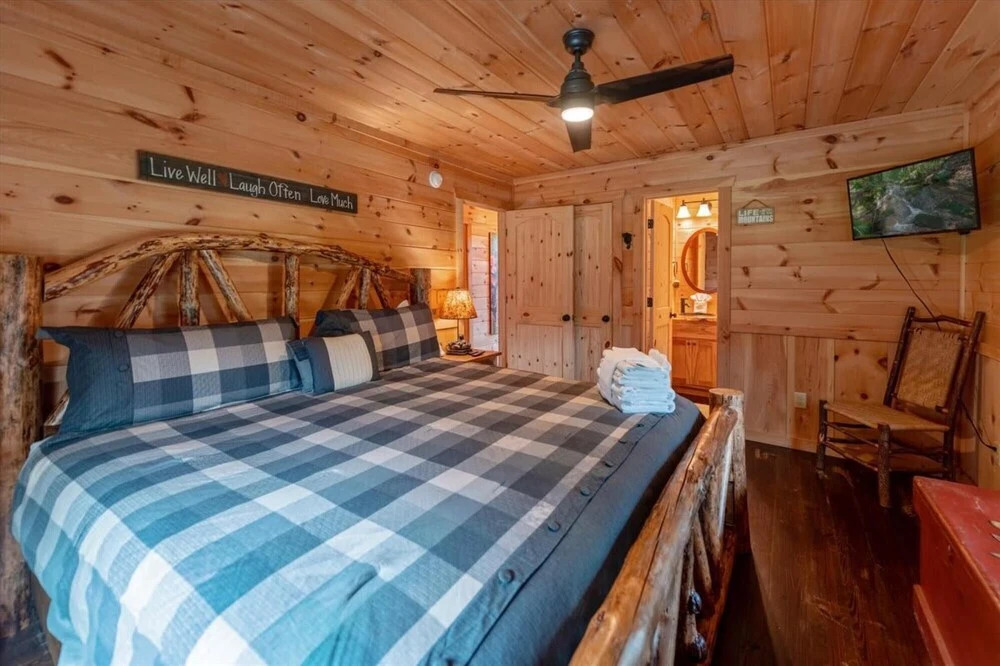 Carters Cozy Cabin - Peaceful Cabin With 13 Acres of Lawn Trees and Trails