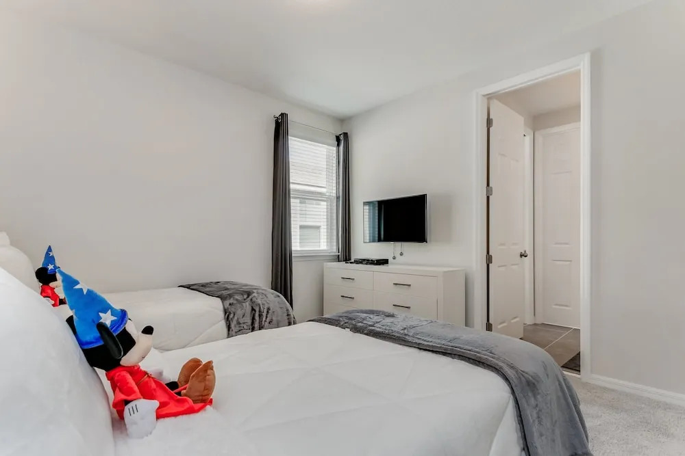 9 BD 6.5 BH With Game Room and Pool