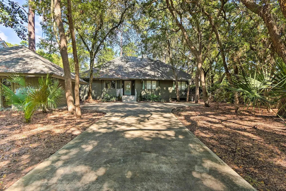Golf, Dine & Swim: Sleek Palmetto Dunes Home!