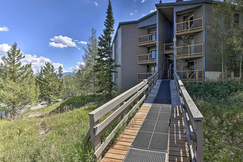Ski Shuttle & Pool: Modern Silverthorne Condo!