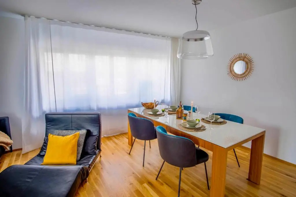 4-Room Luxury Apartment - close to Central Station, free parking, kitchen