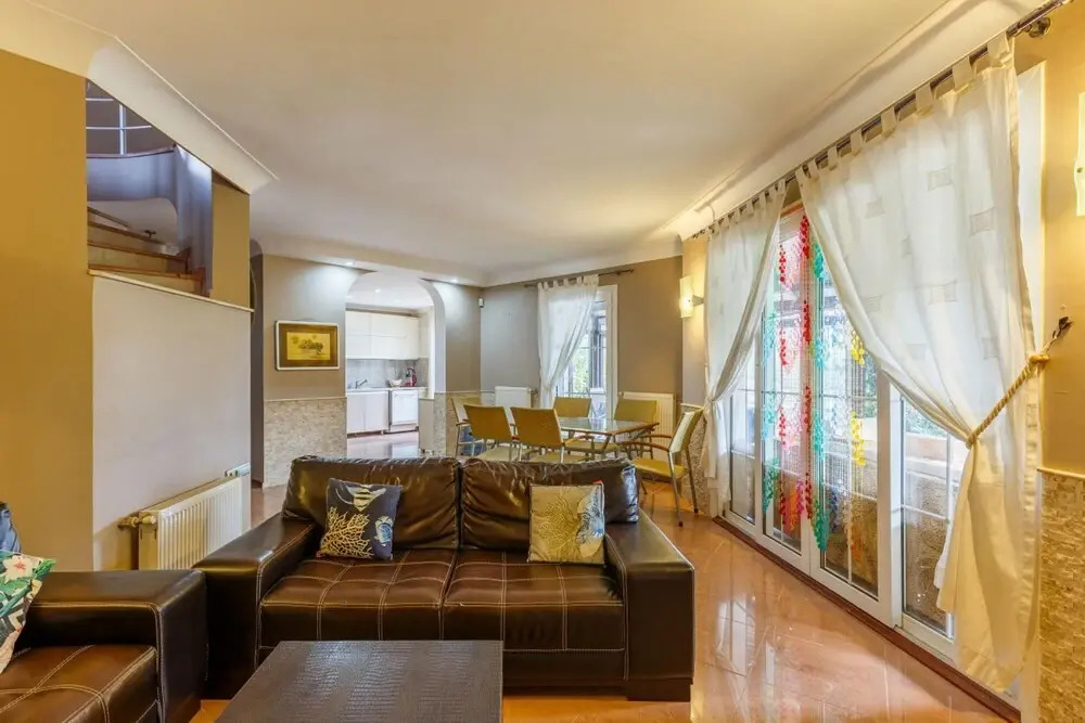 Charming Villa With Pool and Garden in Gebze