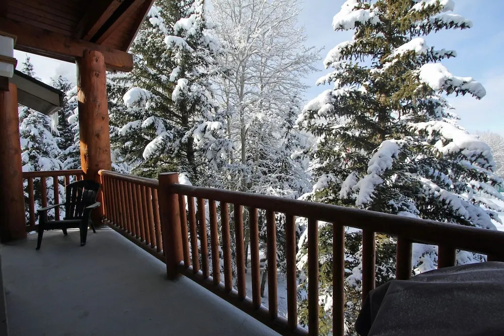 Snow Flower 071 3 Bedroom Condo by RedAwning