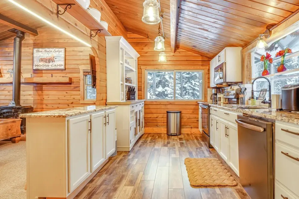 5 Mi to Breckenridge Ski Resort: Cozy Wood Cabin!