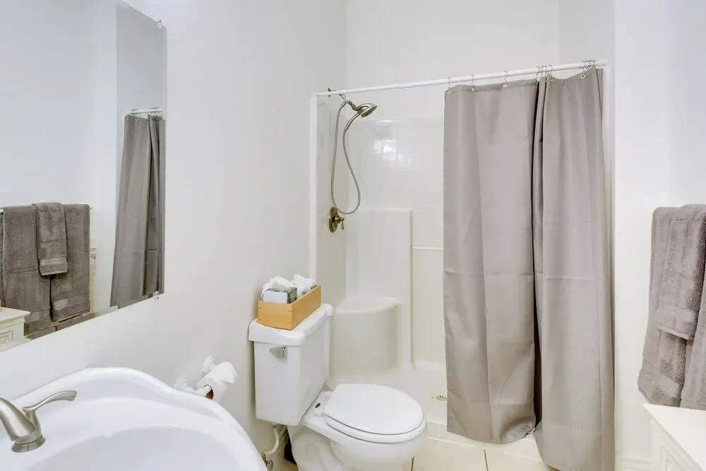 Ocean Shores Condo w/ Private Tub < 1 Mi to Beach!