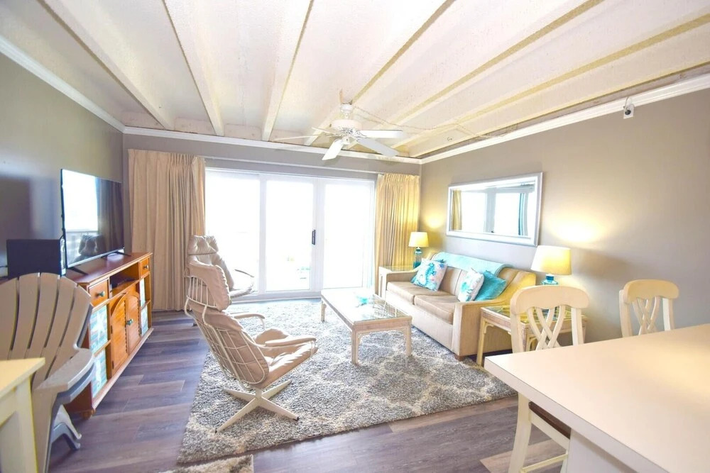 Jada 4H 1 Bedroom Condo by RedAwning