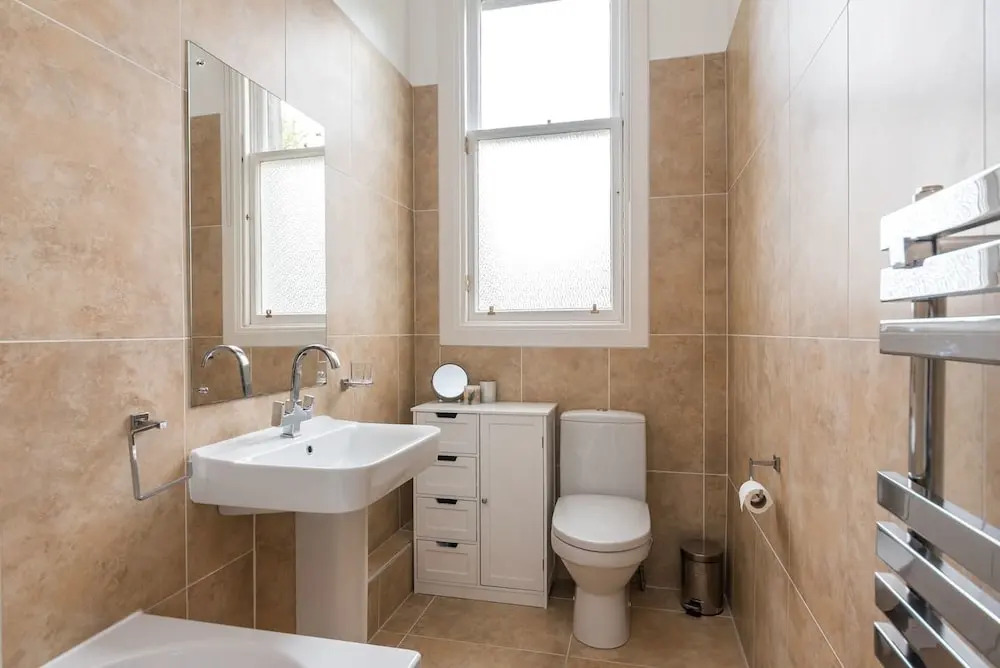 Sleek and Modern 2BR Home Near City Centre