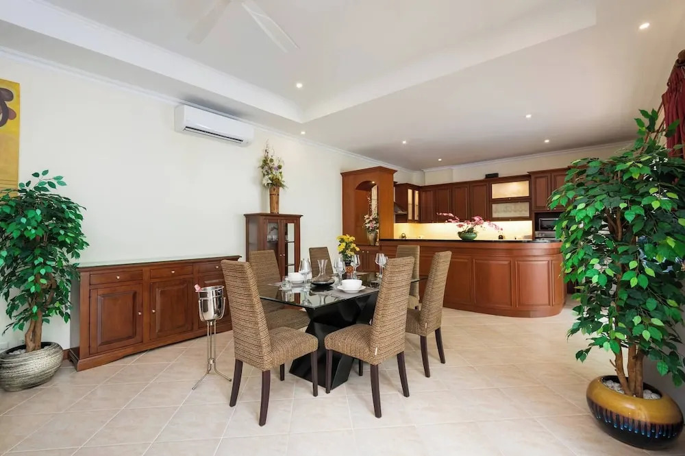 Luxury 2BR Pool Villa Pratamnak Soi5 - 50m to Beach
