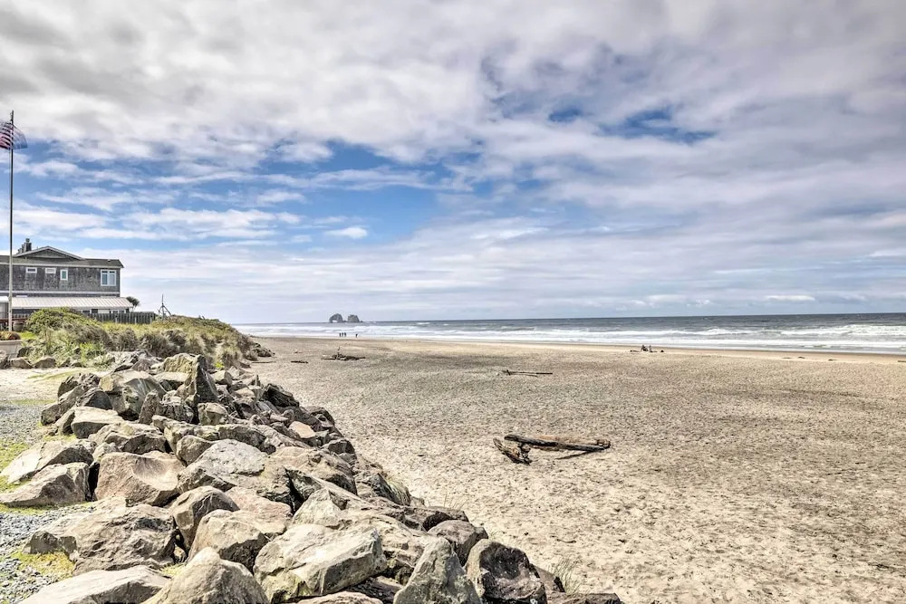 Rockaway Beach Hideaway w/ Hot Tub & Fireplace!