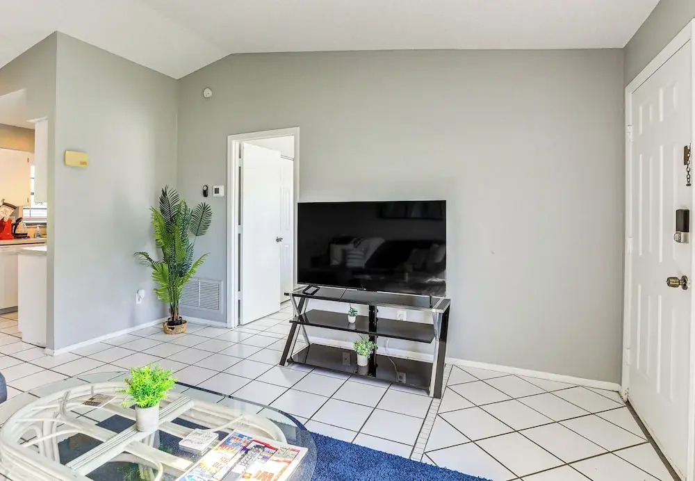 7 Mi to Beach: Cozy Home w/ Yard in Englewood!