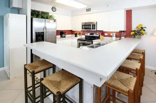 Dune Pointe 201: DON'T MISS OUT! AMAZING BEACH CONDO FREE BEACH SERVICE &more