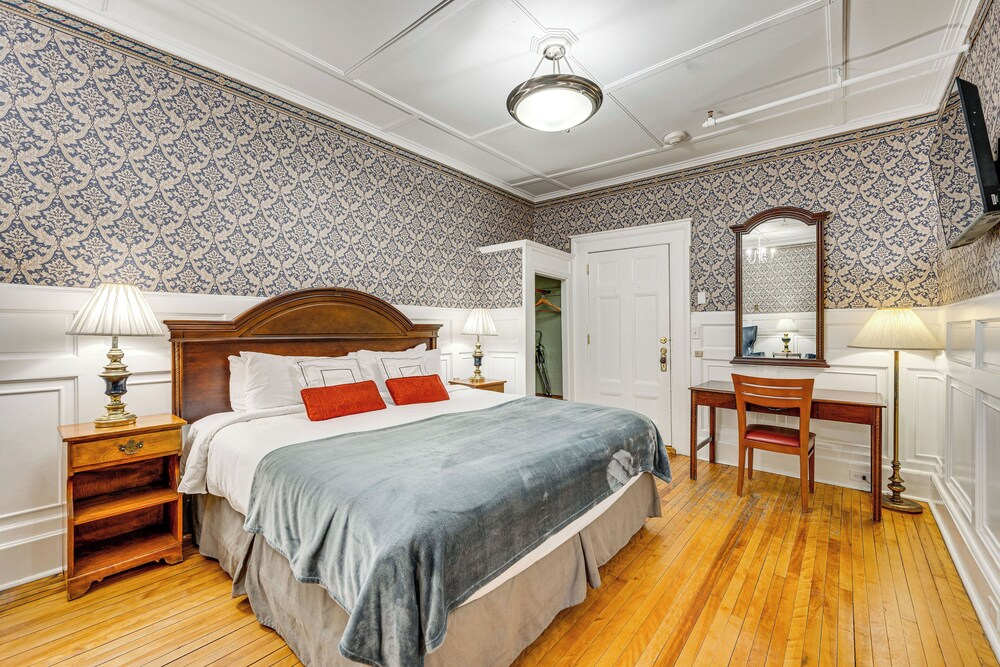 On Historic Main Street: Walkable & Quaint Apt!