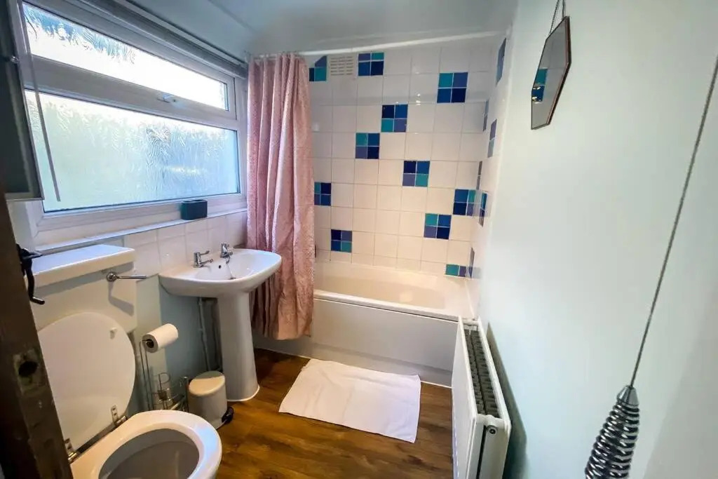 2 bed house, Wifi, dishwasher and garden. Long stay discounts