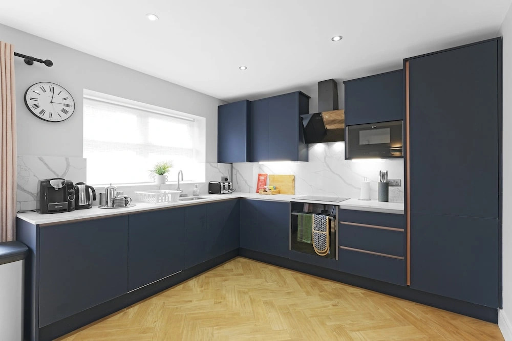 4BDR 3BA Family Home Garden in Isleworth