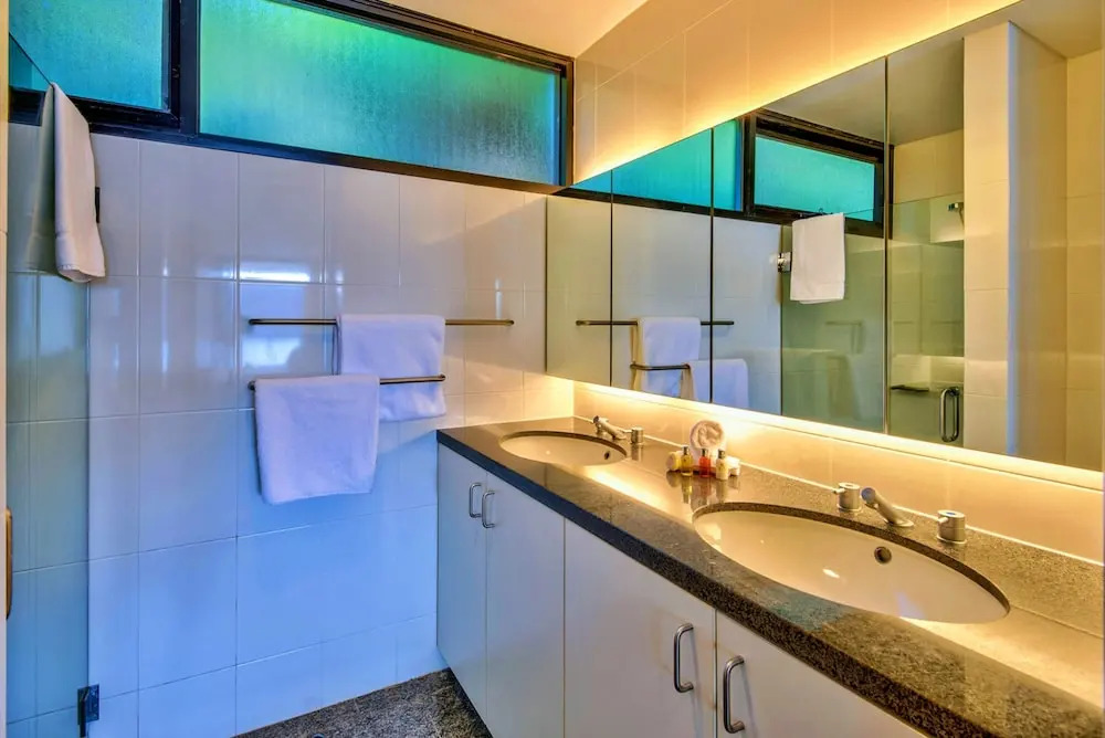 Waves 5 Luxury 3 Bedroom Breathtaking Ocean Views Central Location