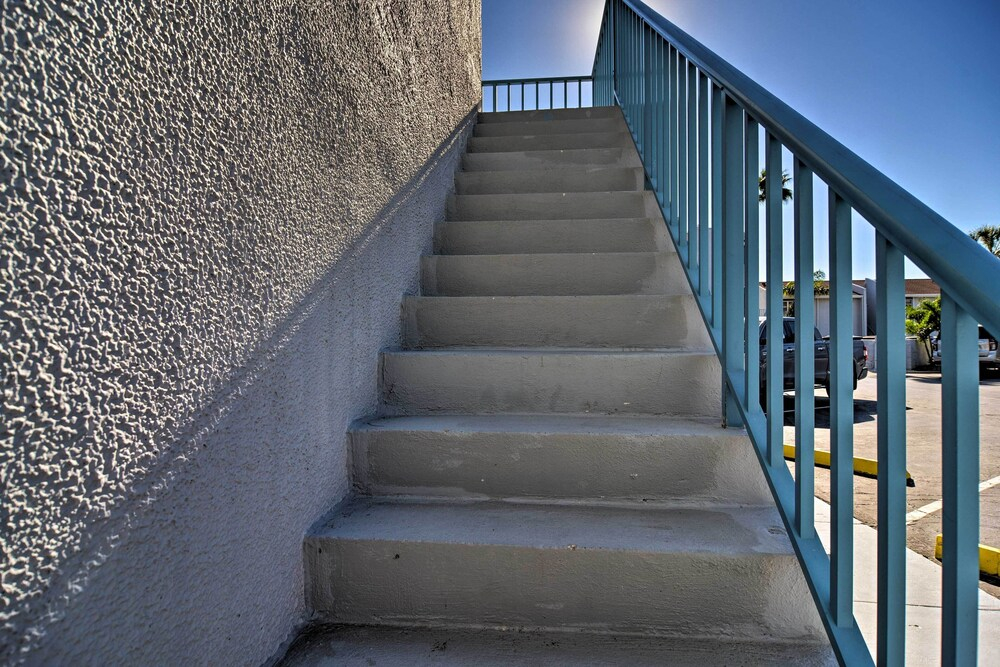 Coastal Madeira Beach Condo - Walk to Gulf!