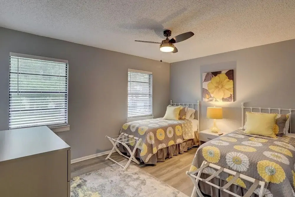 Hilton Head 2BR Townhouse Walk to Shops & Dining