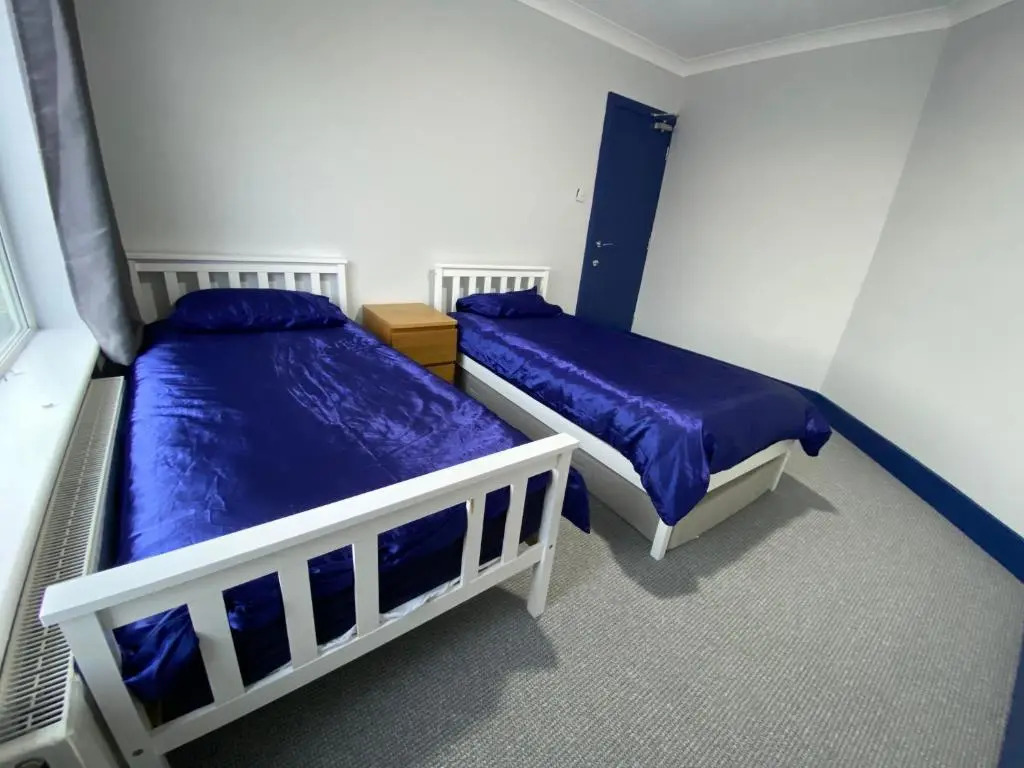 Harewood Lodge - Single and Double Rooms Self Serve Apartment