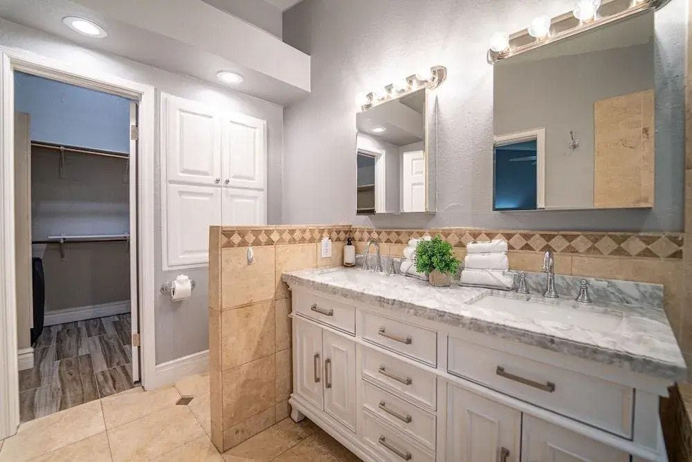 Monte Cristo Phoenix 4 Bedroom Home by RedAwning
