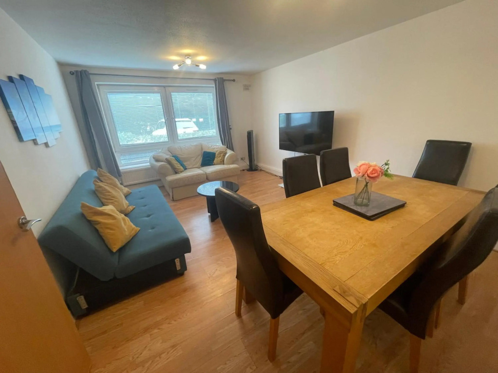 Spacious Apartment near Heathrow with Parking for 2 Cars