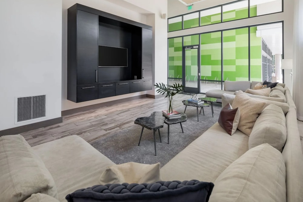 Virelli Apartments Upscale King Suite in the Heart of Orlando w Pool