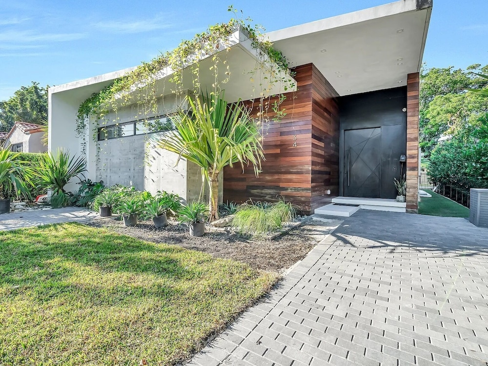 Luxury Pool Home - Downtown Brickell
