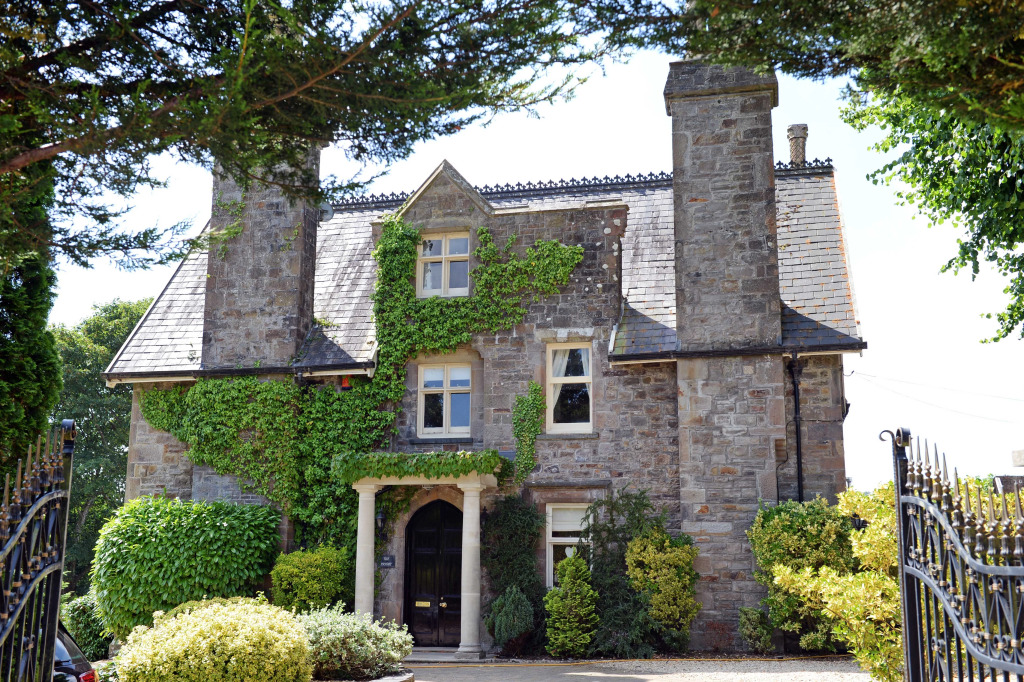 The Priory - Country Manor House, Log Burner, Sea Views, Pet Friendly
