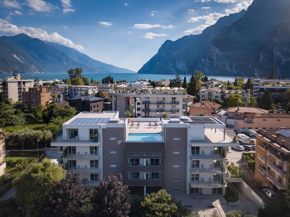 Aris Apartments & Sky Pool
