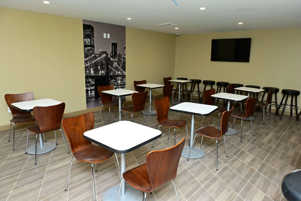 Super 8 by Wyndham Bronx Near Botanical Garden