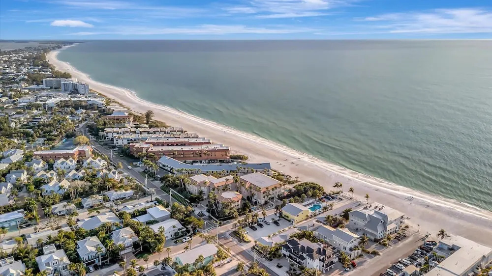 Oceanview 3B Condo w Beach Access Heated Pool