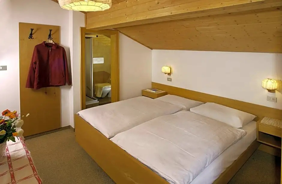 SAN PIETRO DOLOMITI Small Budget Hotel