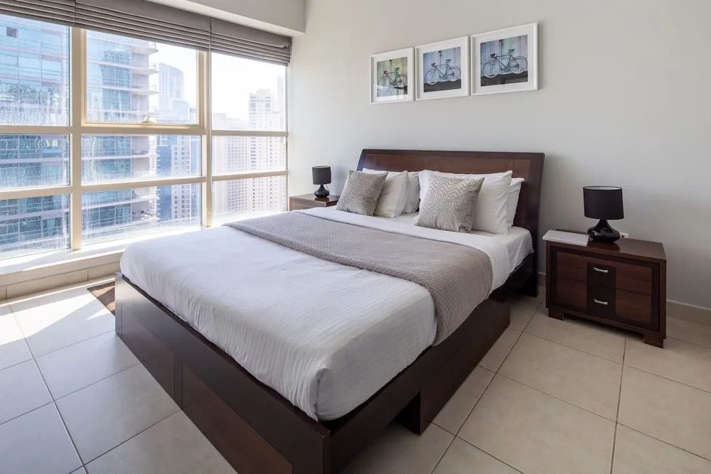 Bright & Lively 1BR Apartment With Marina Views