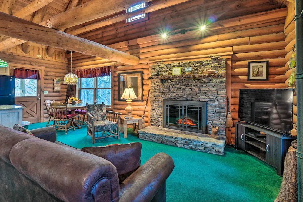 Gatlinburg Log Cabin w/ Hot Tub & Mountain Views