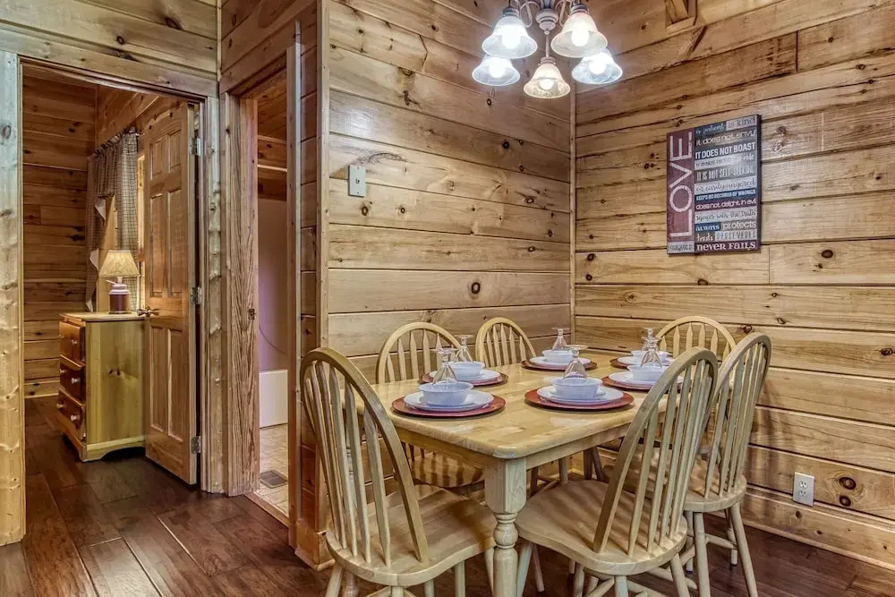 ER222 - Al's Nest - Great Location - Close To Town! 2 Bedroom Cabin by RedAwning