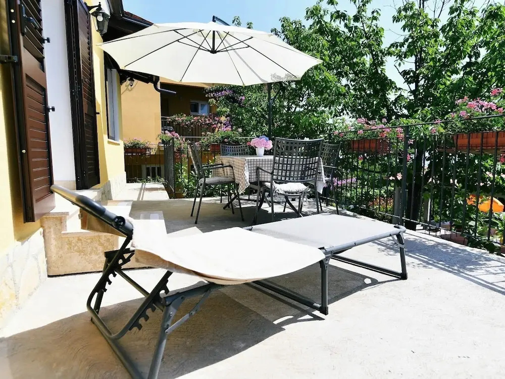 Charming Holiday Home With Terrace and Garden - One Bedroom Holiday Home