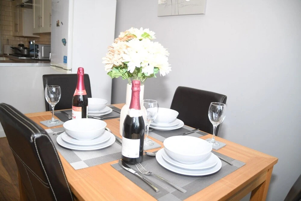 House Sleeps 8 with Garden and Parking