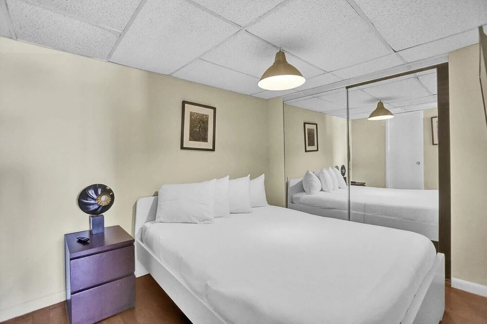 Lovely 2br/1bath, Hallandale Beach, Outdoor Pool & Free Parking!