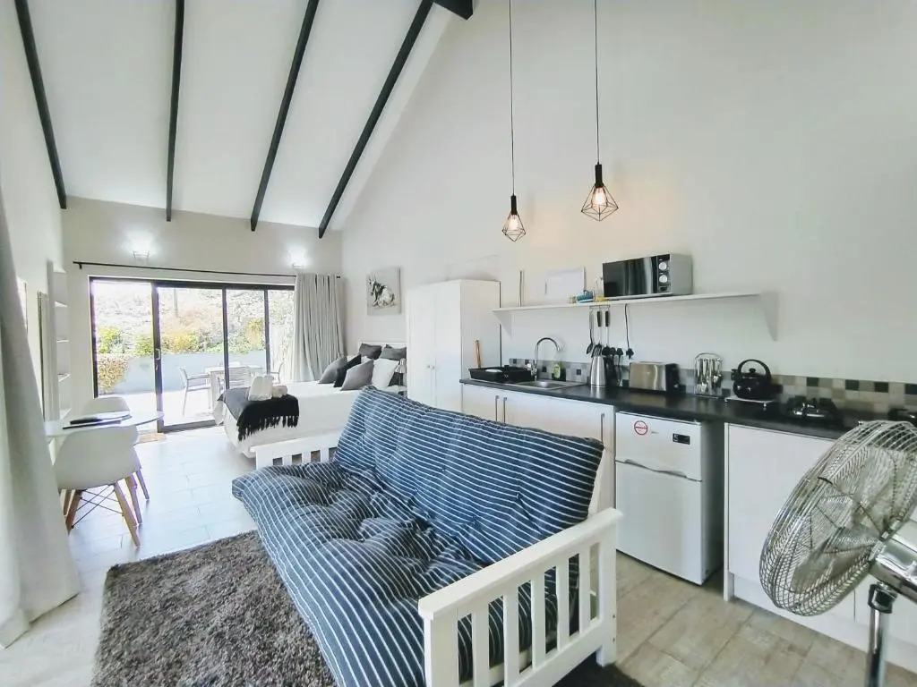 Capricorn Studio One - 150m to Solar Beach, Patio & Braai, Wifi, DSTV & Netflix