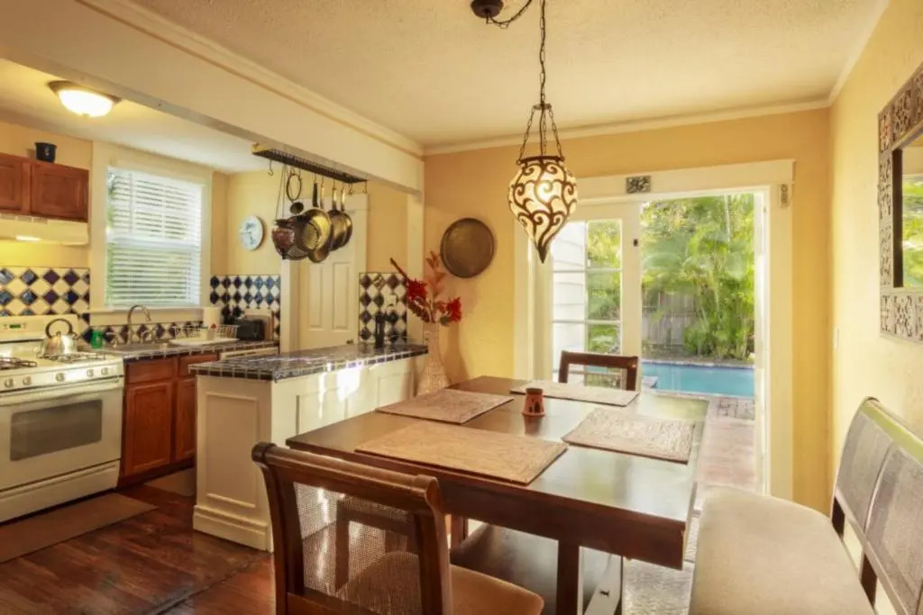 Casa Blanca - Chic Spanish-Style Cottage with Private Courtyard