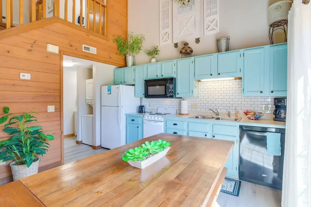 3 Mi to Branson Strip! Townhome w/ Deck & Porch