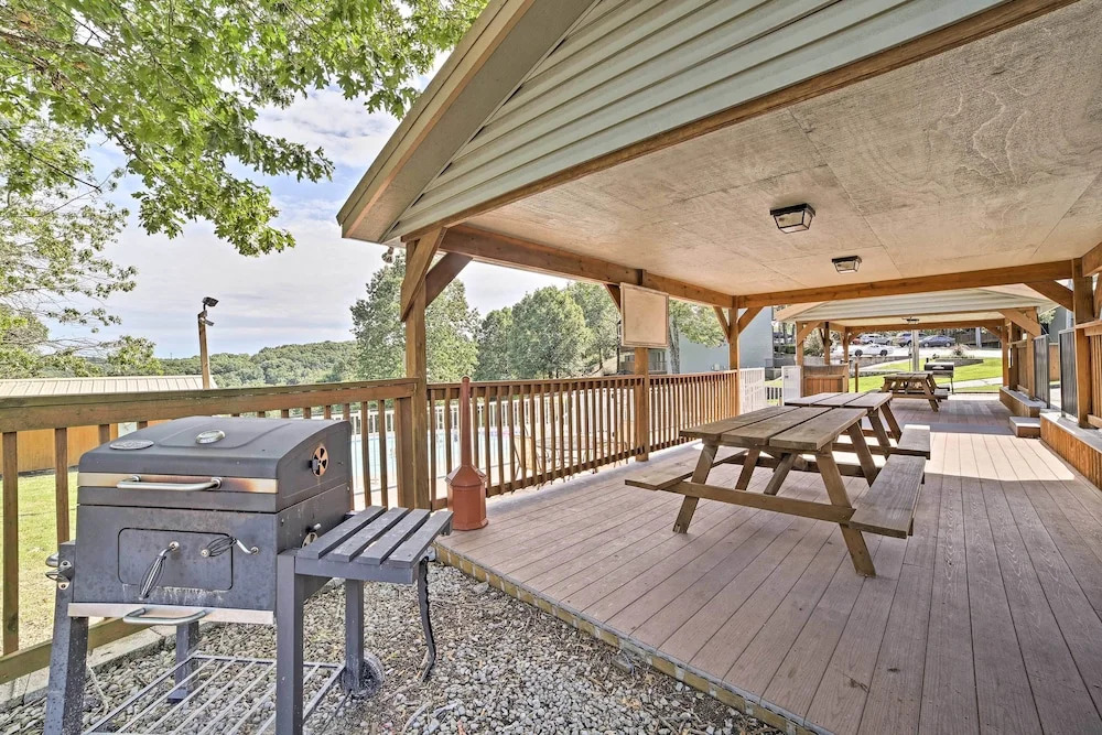 Family-friendly Condo: 1 Mi to Silver Dollar City!