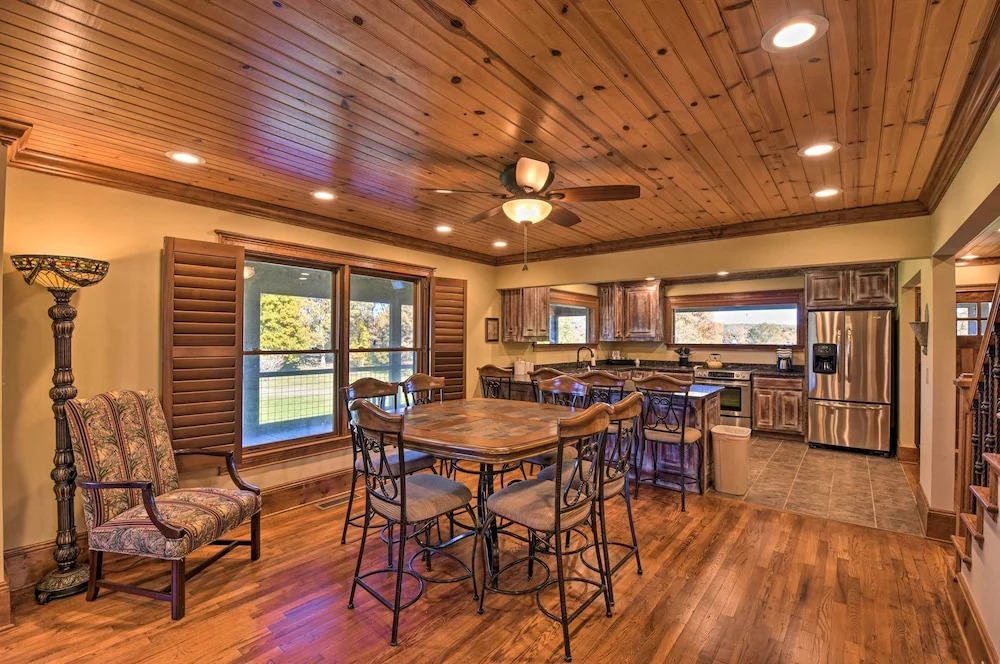 Clarkesville Ranch Cabin w/ Screened-in Porch!